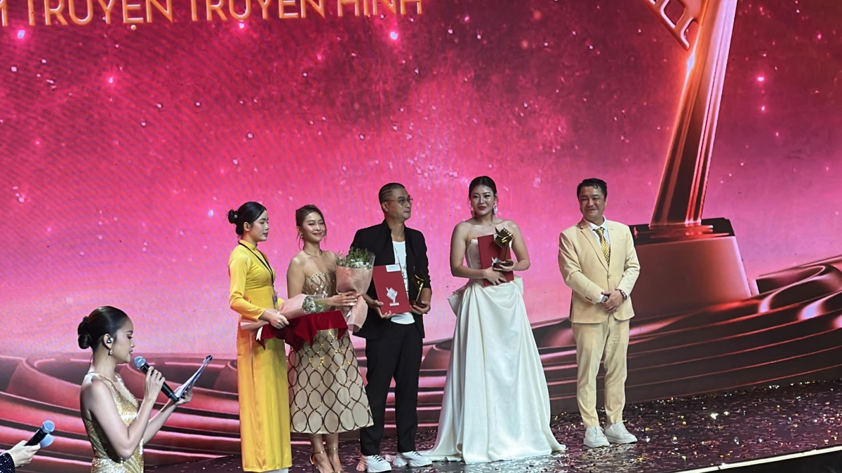 Hạng mục Nam/Nữ diễn viên vai chính xuất sắc phim truyện truyền hình, chiến thắng lần lượt thuộc về Duy Hưng (Người một nhà) và Thanh Hương (Cuộc đời vẫn đẹp sao). 