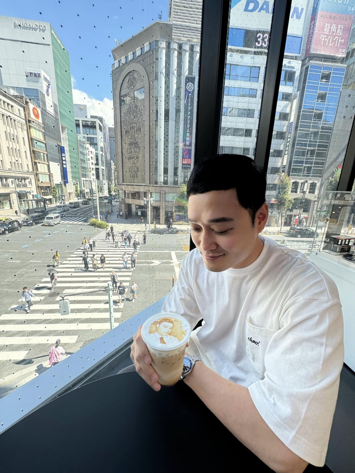 Ca sĩ Quang Vinh đi du lịch tại Tokyo, Nhật Bản: “Buổi sáng với một ly cà phê đặc biệt”. (Nguồn: FBNV)