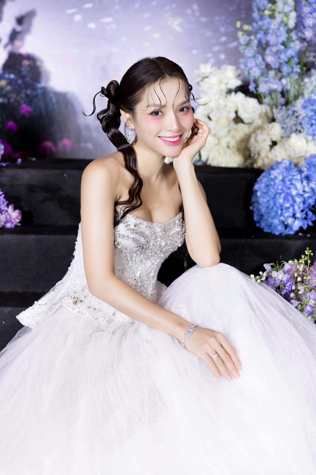 “Mẹ bầu diện áo cưới”, Phương Trinh Jolie chia sẻ ảnh mặc váy cưới rạng rỡ trong bộ ảnh mới. Hiện tại, nữ ca sĩ đang mang bầu lần ba. (Nguồn: FBNV)