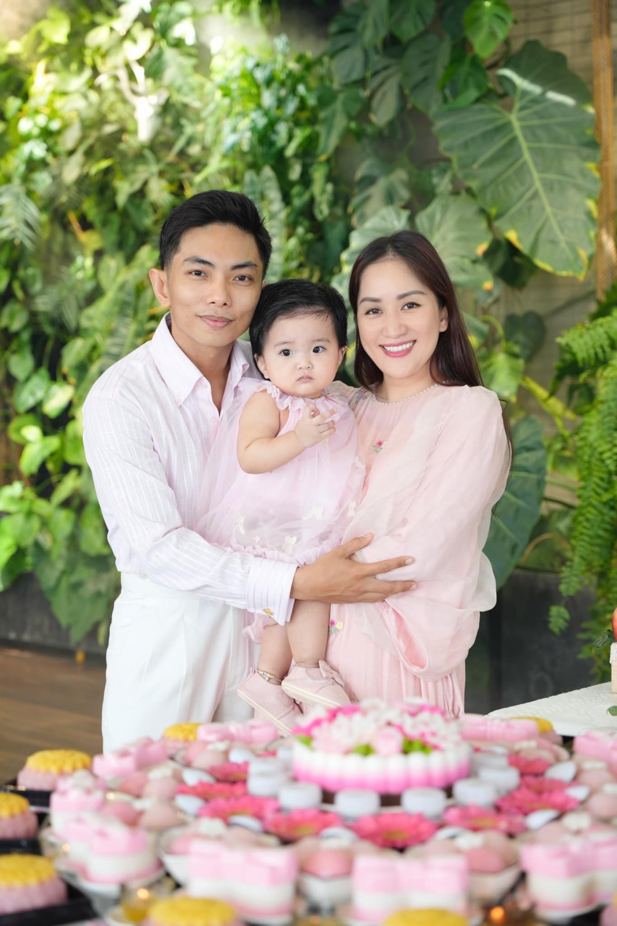 Vợ chồng Phan Hiển - Khánh Thi làm tiệc thôi nôi cho con gái út Lisa: “Hôm nay Lisa Thuỳ Linh của ba mẹ tròn 1 tuổi. Cảm ơn ông bà, gia đình yêu thương. Cám ơn các cô chú anh chị đã gửi lời chúc mừng sinh nhật đến Lisa”. (Nguồn: FBNV)