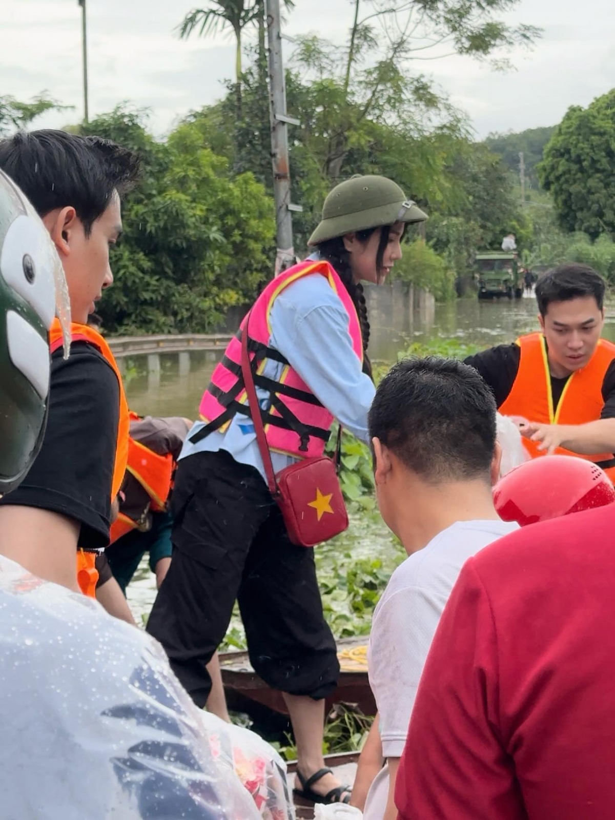 "48 tiếng đáp xuống Hà Nội, ngủ được vài tiếng, còn lại cả đoàn gần như thức trắng để chia từng phần quà đầy đủ để giúp cán bộ các uỷ ban giảm tải công việc", Diệp Lâm Anh chia sẻ.