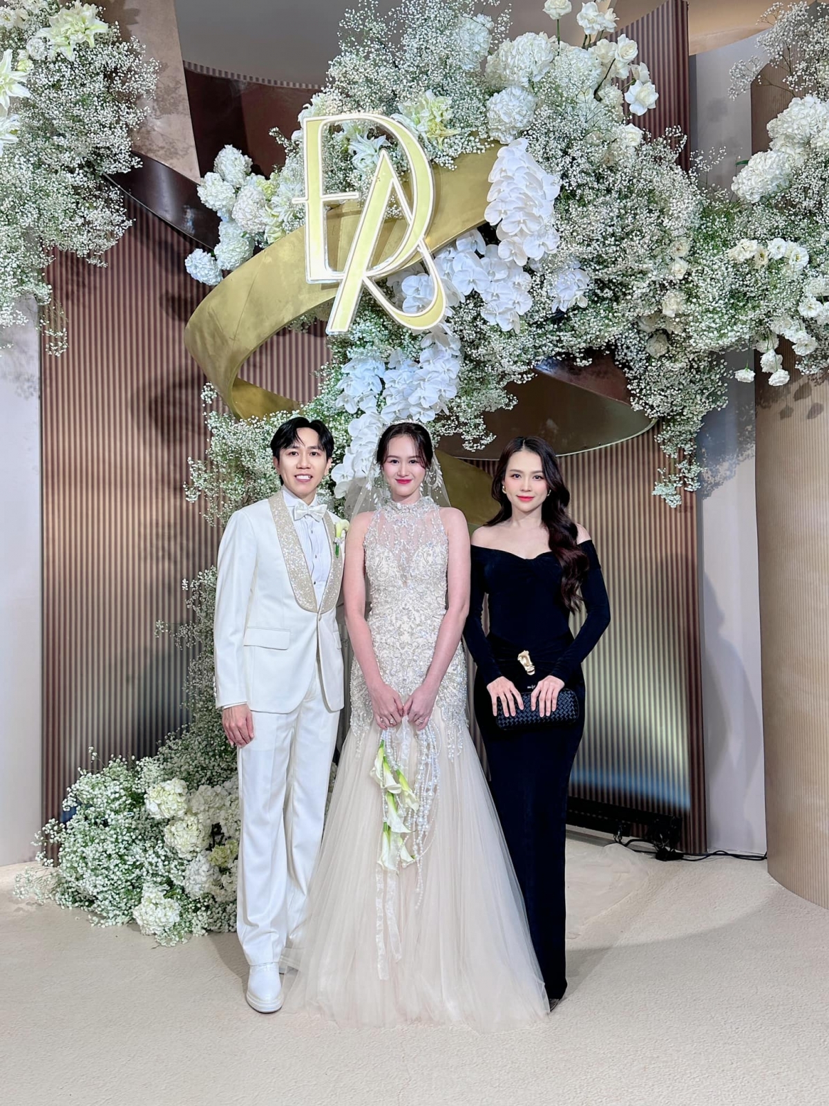  Tối 10/9, Sam, Trấn Thành, vợ chồng Nhã Phương - Trường Giang, Tiến Luật, Midu... cùng nhiều nghệ sĩ Việt đã tới dự lễ cưới của diễn viên Anh Đức và bà xã kém 12 tuổi. "Em chúc Anh Đức và Quỳnh Anh trăm năm hạnh phúc", Sam đăng ảnh chụp cùng cô dâu, chú rể trên trang cá nhân. (Nguồn: FBNV)
