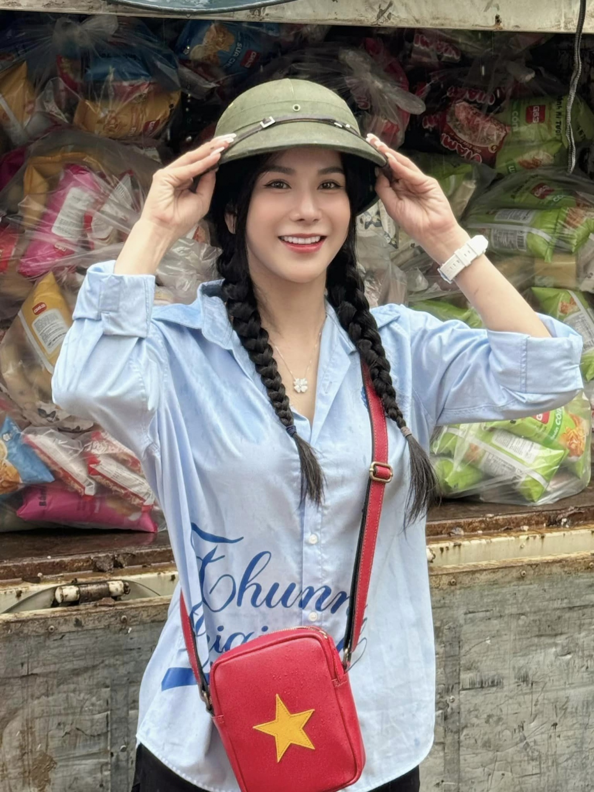 Diệp Lâm Anh cùng bạn bè thức xuyên đêm để xếp hàng, tận tay trao quà cứu trợ tại Yên Bái. “Hơn 1.000 phần quà đã tới tận tay đồng bào tại các thôn, xã bị thiệt hại nặng nề vì bão lũ. Cảm ơn tất cả mọi người đã hỗ trợ. Cầu mong mọi người bình an vượt qua hậu quả bão lũ”, cô chia sẻ trên trang cá nhân. (Nguồn: FBNV)