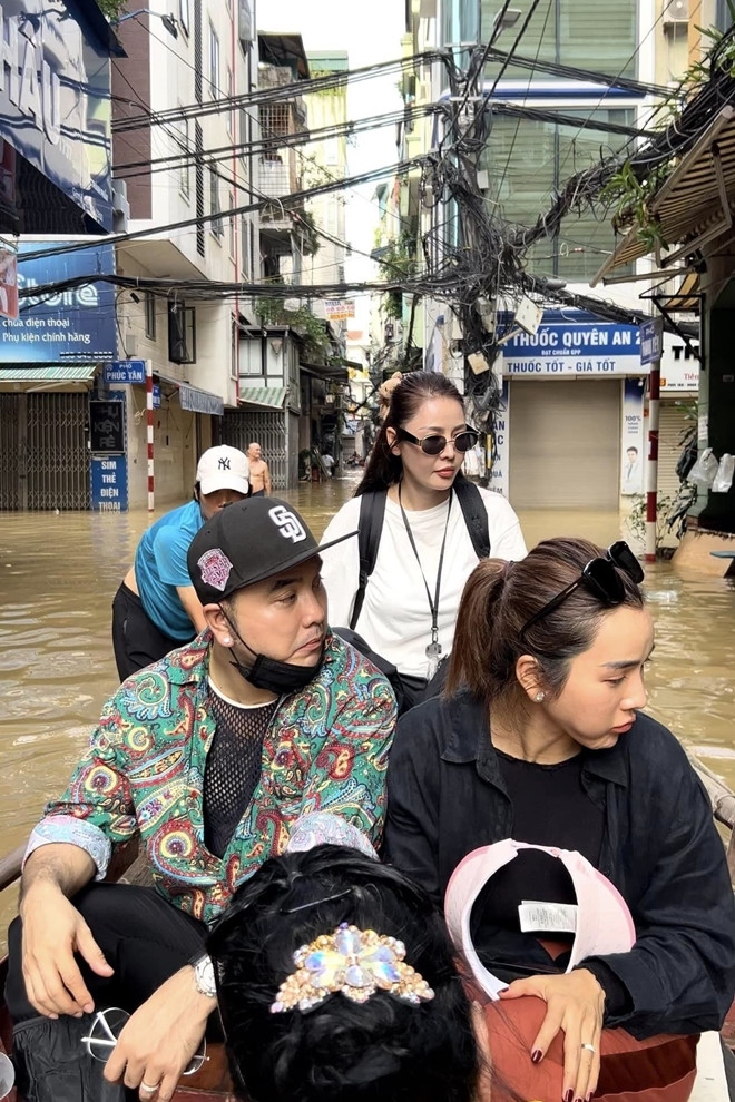 Sao Việt 14/9: Ưng Hoàng Phúc lên tiếng về tranh cãi đi cứu trợ cùng Quế Vân tại Hà Nội. Ưng Hoàng Phúc chia sẻ rằng anh không chỉ giới hạn ở Hà Nội mà còn mở rộng đến nhiều tỉnh khác ở miền Trung và miền Tây. Anh nhấn mạnh sẽ làm việc trong khả năng có thể và sau chuyến đi ở Hà Nội, nhóm của anh dự định tiếp tục đến Yên Bái và Lào Cai để giúp đỡ người dân gặp khó khăn.