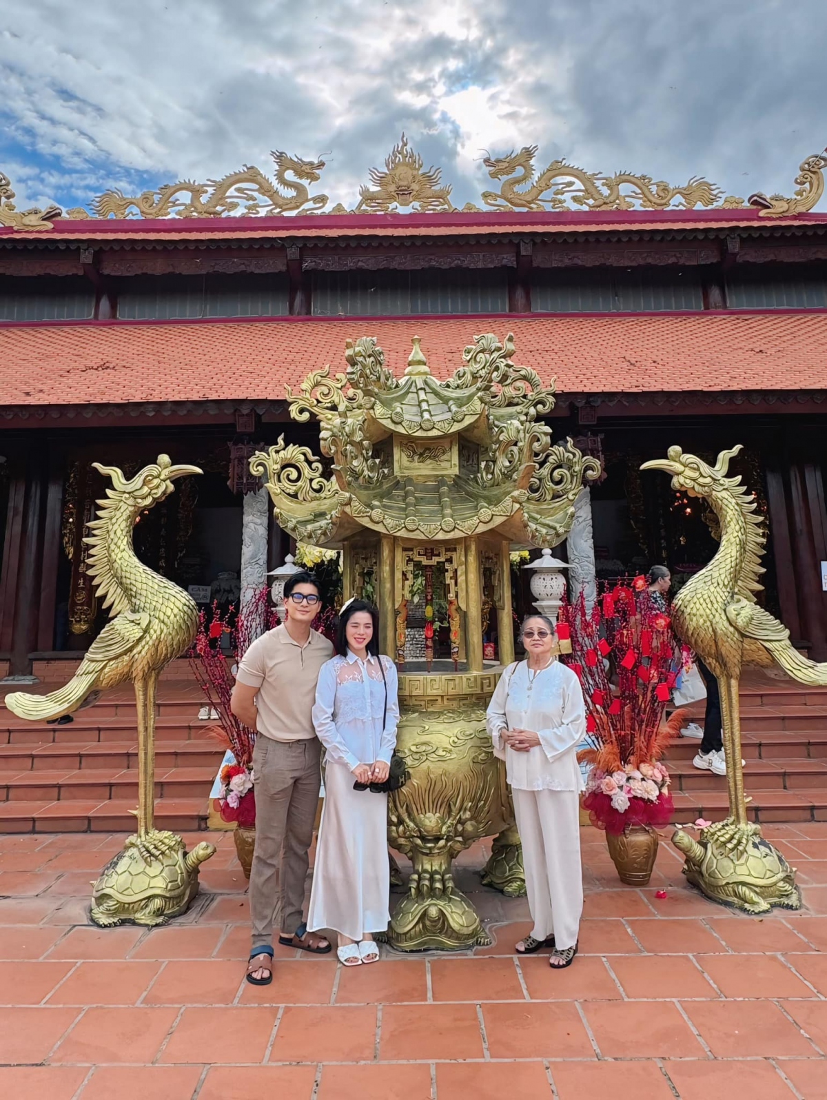 “Đưa mẹ đi thăm đền thờ Tổ nghiệp, thành kính dâng hương dịp lễ Tổ. Mẹ cũng là giọng hát vàng nên như một nguời con đến thăm”, Lệ Quyên chia sẻ. (Nguồn: FBNV)