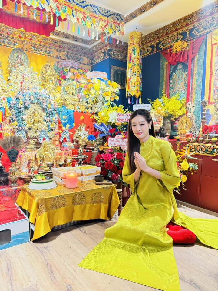 “Giỗ Tổ nghiệp 2024. Cầu xin Tổ nghiệp sẽ soi đường dẫn lối cho con cùng tất cả các anh chị em nghệ sĩ. Cầu mong tất cả mọi người sẽ có thật nhiều sức khoẻ và bình an. Xin được biết ơn những tình yêu lớn lao của tất cả quý vị khán giả, các bạn fan đã luôn dõi theo và ủng hộ”, Hoa hậu Khánh Vân đi cúng tổ nghề sân khấu. (Nguồn: FBNV)