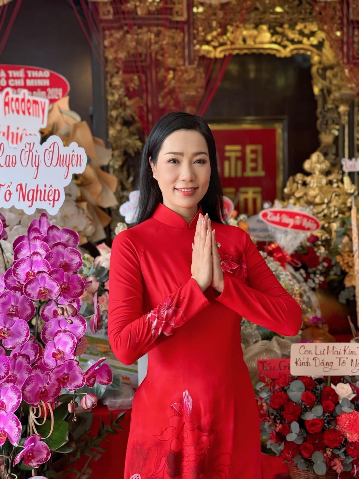 NSƯT Trịnh Kim Chi tổ chức lễ giỗ Tổ nghề tại sân khấu kịch 5B (quận 3, TP.HCM) với sự tham dự của đông đảo nghệ sĩ, học trò và khán giả. “Toàn bộ số tiền phụng cúng của các văn nghệ sĩ, các mạnh thường quân và khán giả, Chi xin gửi ra hỗ trợ đồng bào miền Bắc khắc phục thiên tai, lũ lụt”. (Nguồn: FBNV)