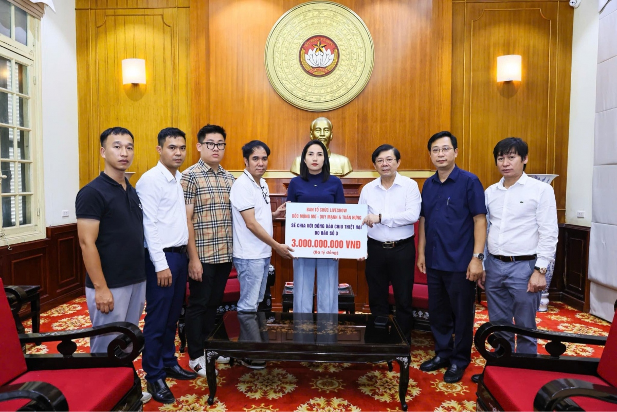 Ban tổ chức liveshow của Tuấn Hưng và Duy Mạnh trao 3 tỷ đồng tiền ủng hộ bà con vùng lũ cho Ủy ban Trung ương Mặt trận Tổ quốc Việt Nam