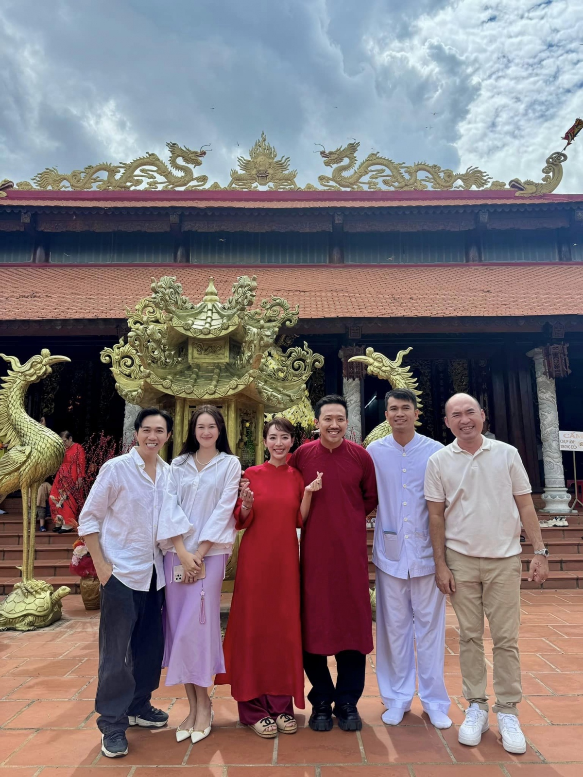 Trấn Thành, vợ chồng Thu Trang - Tiến Luật, vợ chồng Anh Đức - Anh Phạm cùng nhiều đồng nghiệp họp mặt dịp cúng Tổ nghề sân khấu: “Con thành tâm kính bái Tổ nghiệp. Mong người phù hộ cho phim tết của con năm nay - Bộ tứ báo thủ - được nhiều khán giả thương ạ”. (Nguồn: FBNV)