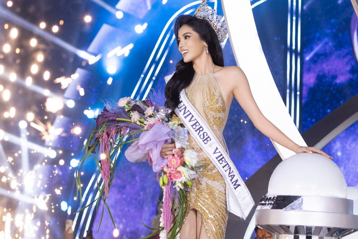 Sau khi đăng quang Miss Universe Vietnam 2024, Kỳ Duyên chia sẻ kế hoạch hỗ trợ bà con miền Bắc bị ảnh hưởng do bão lũ. Địa điểm đầu tiên nàng hậu tới sẽ là quê hương Nam Định. “Hiện tại, gia đình của Duyên đã hỗ trợ phối hợp làm việc với cơ quan chức năng để chuẩn bị việc trao tặng cho những hoàn cảnh khó khăn đặc biệt. Dự kiến, Duyên sẽ về Nam Định để trao tặng cho bà con vào ngày 21/9 tới”, cô chia sẻ. (Nguồn: FBNV)