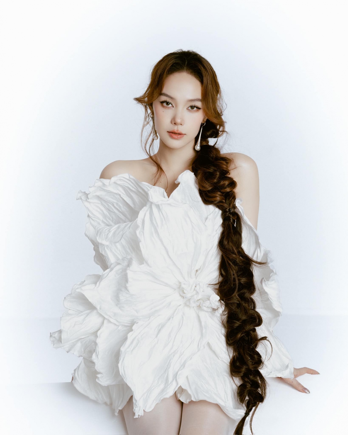 Minh Hằng tâm sự trên trang cá nhân: “Hoa nở rồi tàn, nhưng hạt giống vẫn còn đó, chờ đợi một mùa xuân mới. Phụ nữ trải qua nhiều giai đoạn trong cuộc đời, đều mang đến những vẻ đẹp riêng”. (Nguồn: FBNV)