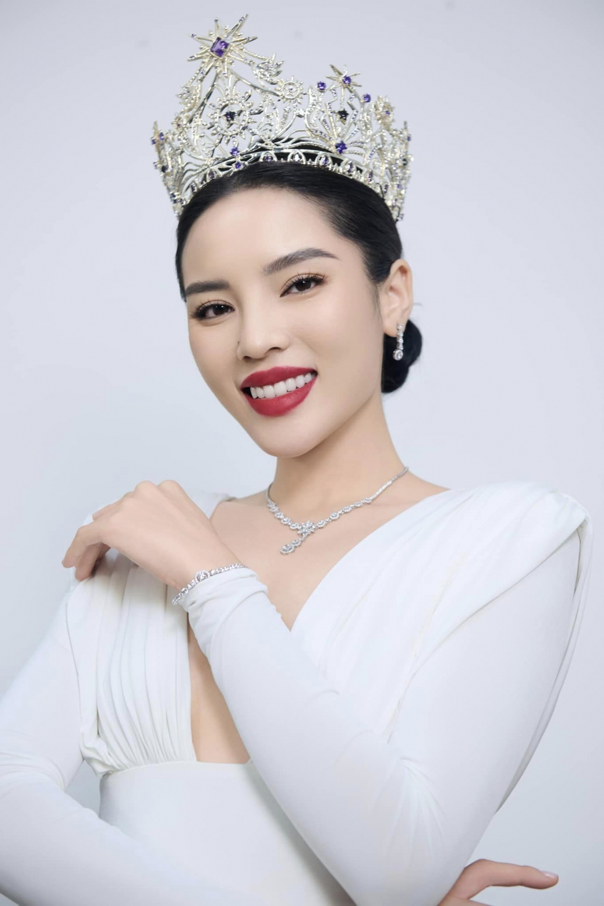 "Khoảnh khắc mà Duyên đăng quang là phần thưởng cho sự nỗ lực và đánh đổi của mình. Trong suốt 10 năm qua, Duyên cũng có những thành tựu nhất định cho mình, để đặt những điều ấy sang một bên và tham gia chinh chiến một lần nữa, cảm giác thật khó tả lắm. Giờ đây khi có chiếc vương miện này, mình cảm giác những điều bỏ ra thật xứng đáng, thâm chí Duyên có thể đội vương miện này đi ngủ luôn đó”, Hoa hậu Kỳ Duyên chia sẻ. (Nguồn: FBNV)