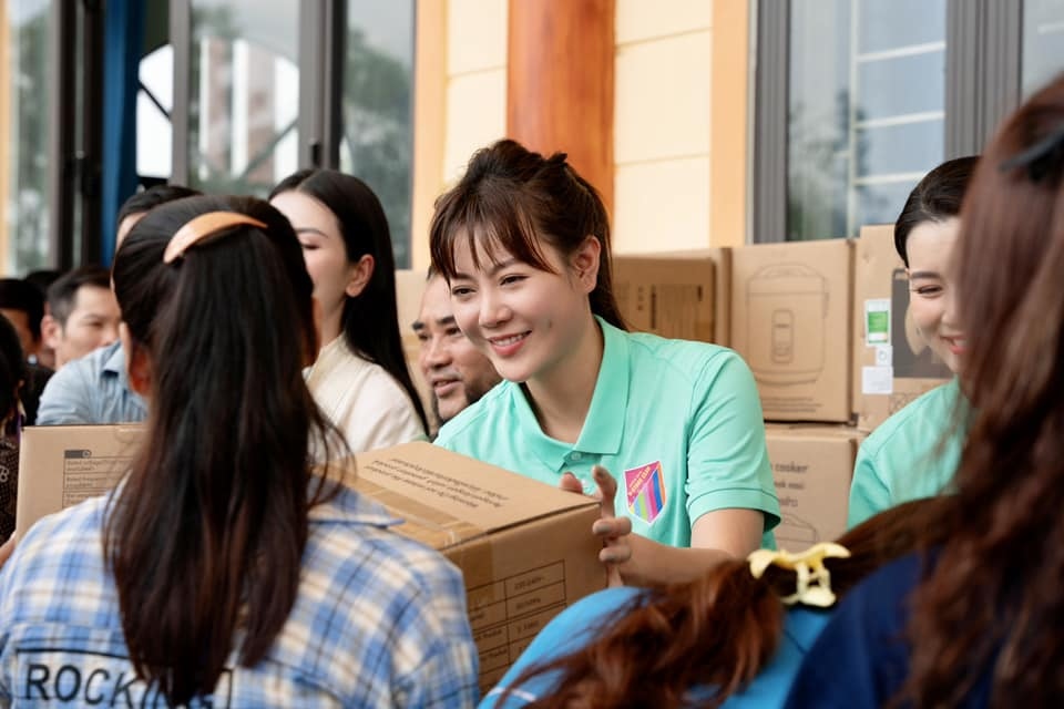 Thanh Hương giản dị khi đi từ thiện: “Sáng nay tại xã Yên Định - Bắc Giang. Gom yêu thương gửi đồng bào vùng lũ”. (Nguồn: FBNV)