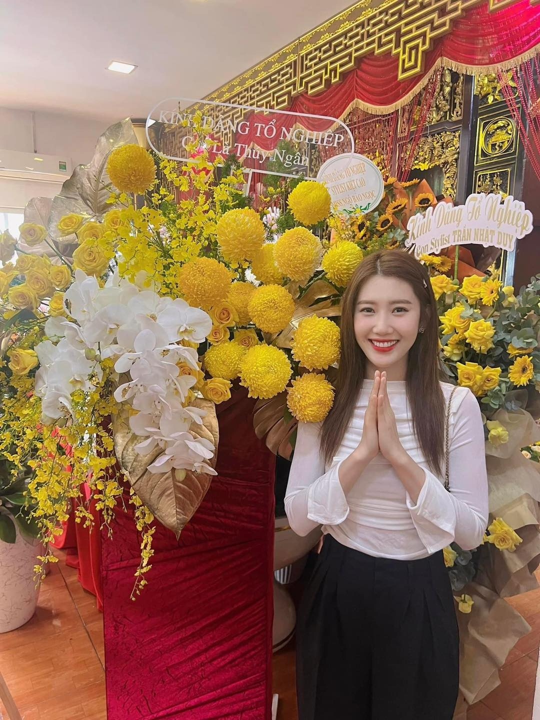 “Con cám ơn Tổ đã luôn soi sáng, dẫn lối cho con và các anh chị em trong nghề. Cảm ơn khán giả đã luôn yêu thương và ủng hộ cho Ngân”, Thúy Ngân chia sẻ. (Nguồn: FBNV)