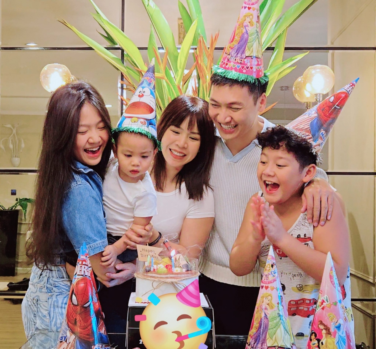 Mạnh Trường đón sinh nhật cùng con gái Chíp. “Em Bon mua chiếc bánh xinh xinh mừng sinh nhật anh bố, chị Chíp và đón trung thu. Siêu tiết kiệm mà vẫn vui”, bà xã của nam diễn viên chia sẻ. (Nguồn: FBNV)