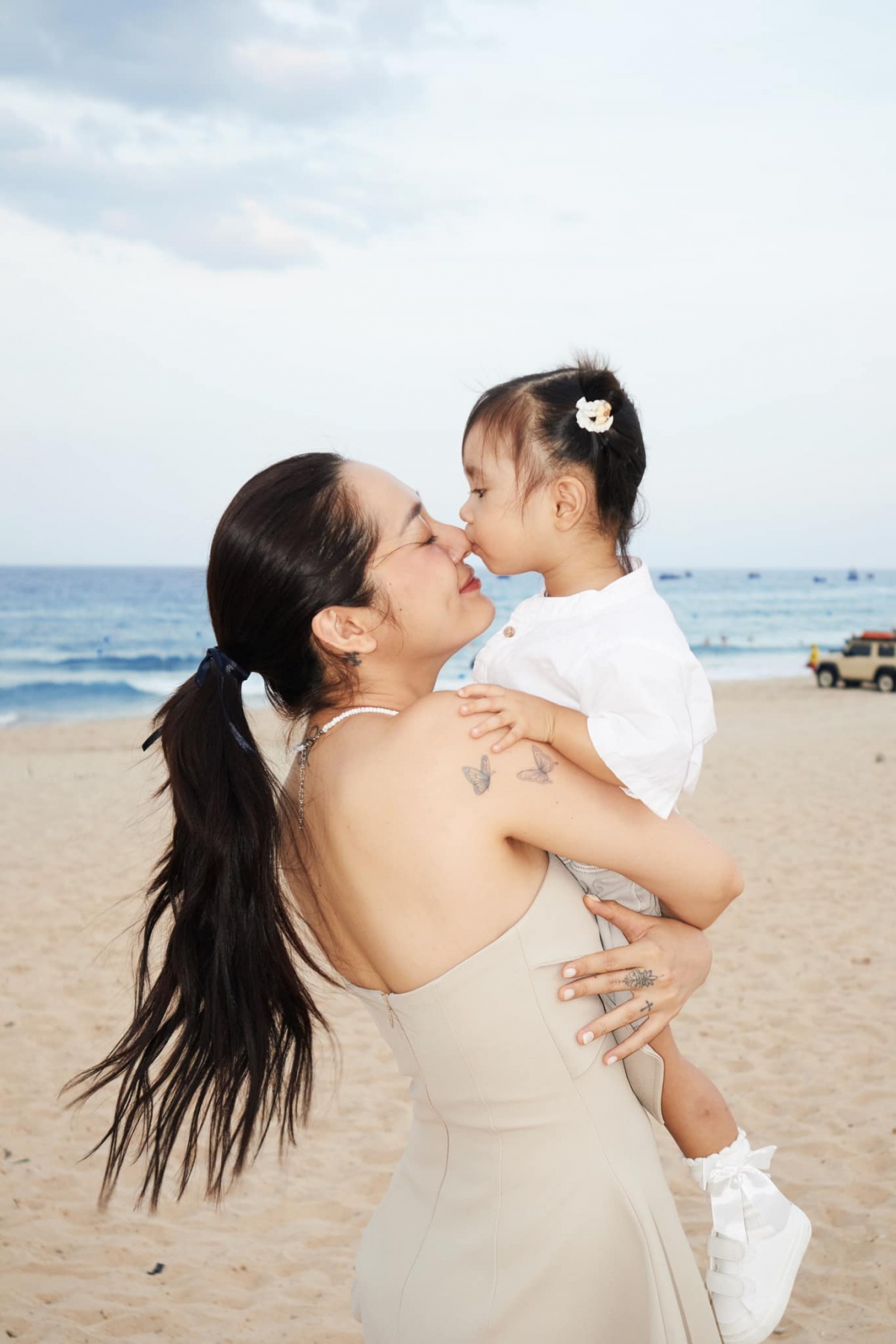 Khoe khoảnh khắc bên con gái nhỏ, Bảo Anh viết: "Ngoại lệ của nhau". Từ khi sinh em bé, nữ ca sĩ tranh thủ mọi thời gian để chăm sóc con. (Nguồn: FBNV)