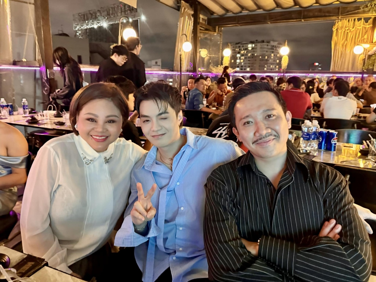 Trấn Thành có cuộc gặp gỡ với Lê Giang và NEGAV, anh chia sẻ trên trang cá nhân: “Gặp lại chị ruột và trưởng phòng Đặng!”. (Nguồn: FBNV)