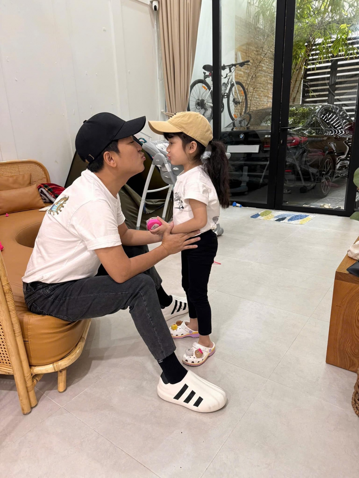 “Khi mẹ vắng nhà, hai cha con đi quẩy”, Nhã Phương đăng ảnh ông xã Trường Giang cùng con gái. (Nguồn: FBNV)