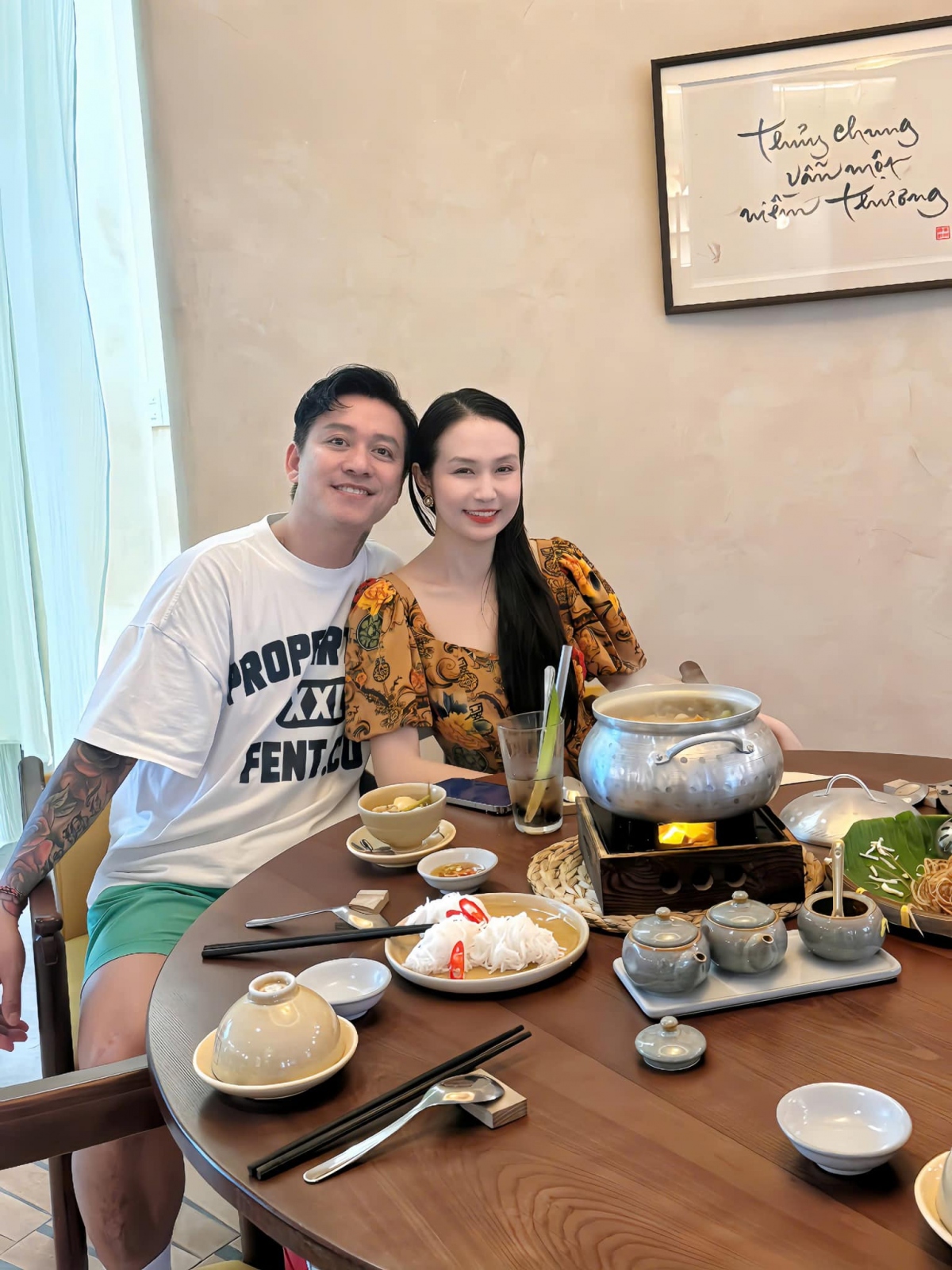 Vợ chồng Tuấn Hưng đi ăn lẩu chay nhân một ngày mưa tại TP.HCM. Tuấn Hưng chia sẻ từ ngày tập ăn chay cùng vợ, anh cảm thấy cơ thể khỏe khoắn hơn. (Nguồn: FBNV)