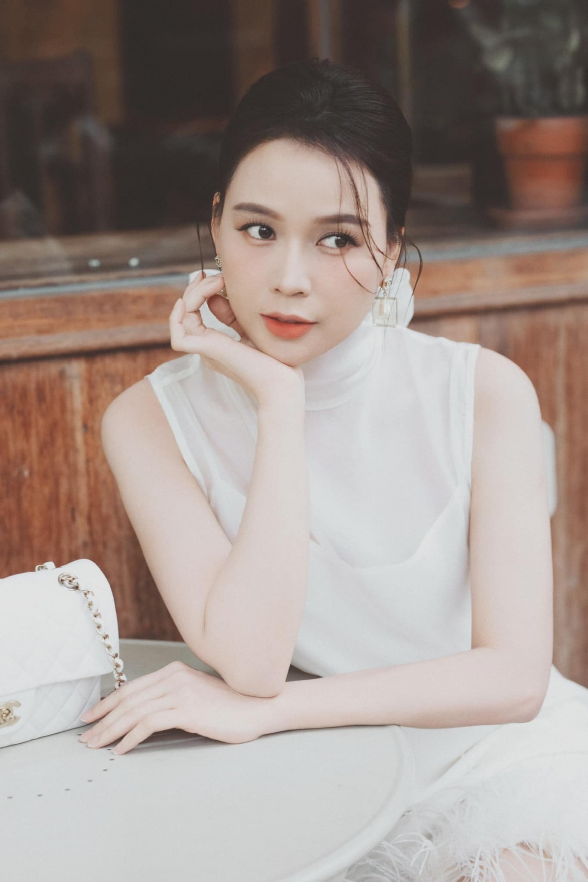 “Muốn làm công chúa. Nhưng cuộc đời bắt làm công ăn lương”, Sam khoe vẻ đẹp trong trẻo. (Nguồn: FBNV)