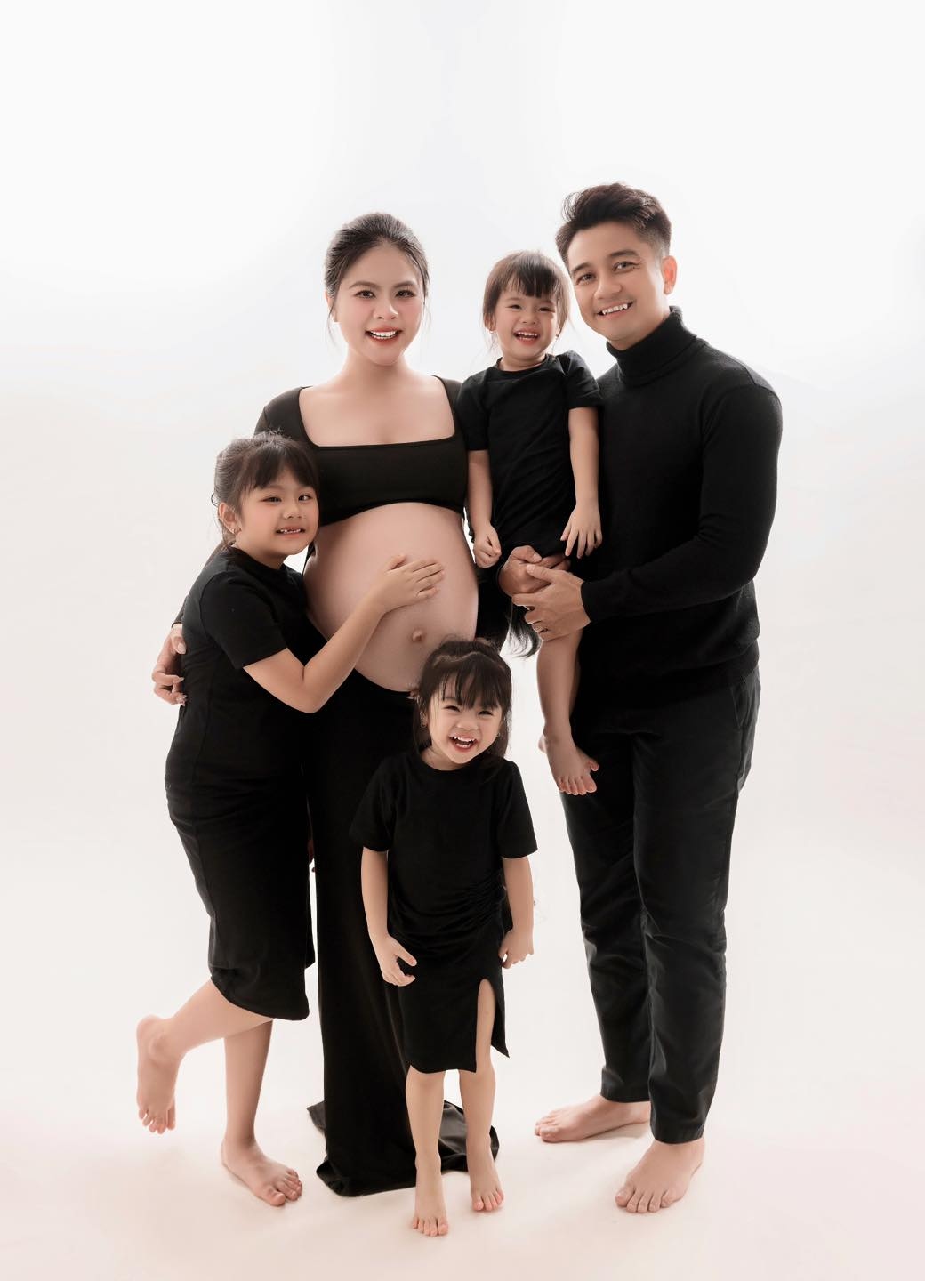 Vân Trang khoe ảnh bụng bầu chụp cùng ông xã và 3 con gái. (Nguồn: FBNV)
