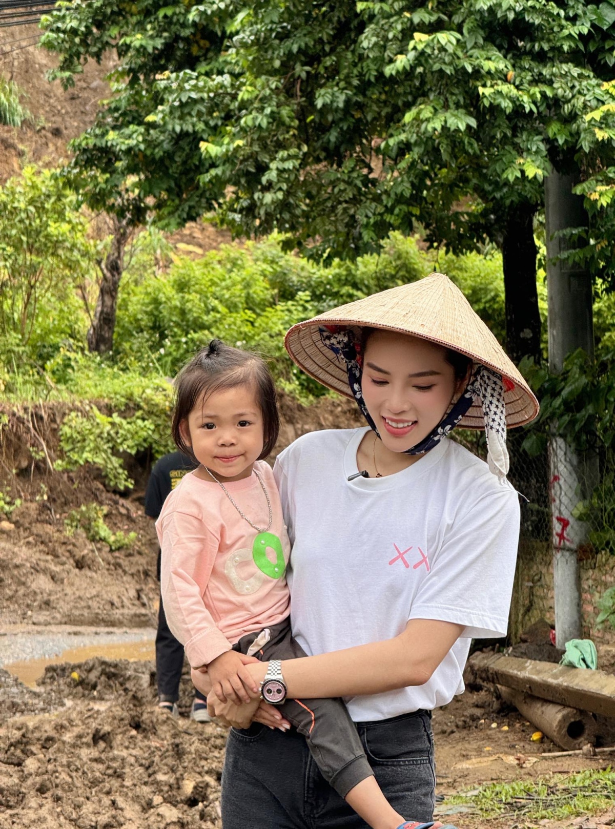 Kỳ Duyên về Lào Cai hỗ trợ người dân bị ảnh hưởng do bão số 3. “Xuống đến nơi, vào tận chỗ mới thấy được tình hình của bà con hiện tại như thế nào, thương lắm, nhiều hộ nhà không còn, bây giờ ở tạm nhà văn hoá xã, vậy mà từ người lớn tới trẻ em luôn nở nụ cười trên môi! Khâm phục ý chí kiên cường đó, những điều tốt đẹp sẽ tới thôi mà!”, cô chia sẻ. (Nguồn: FBNV)