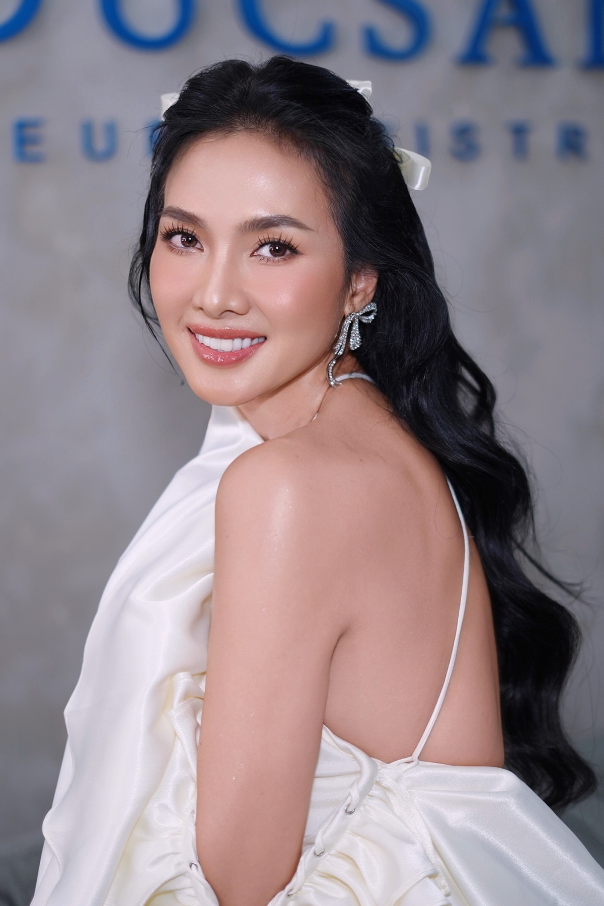 Siêu mẫu Anh Thư khoe lưng trần trong bộ váy trắng: “Má em nói con gái phải dịu dàng”. (Nguồn: FBNV)