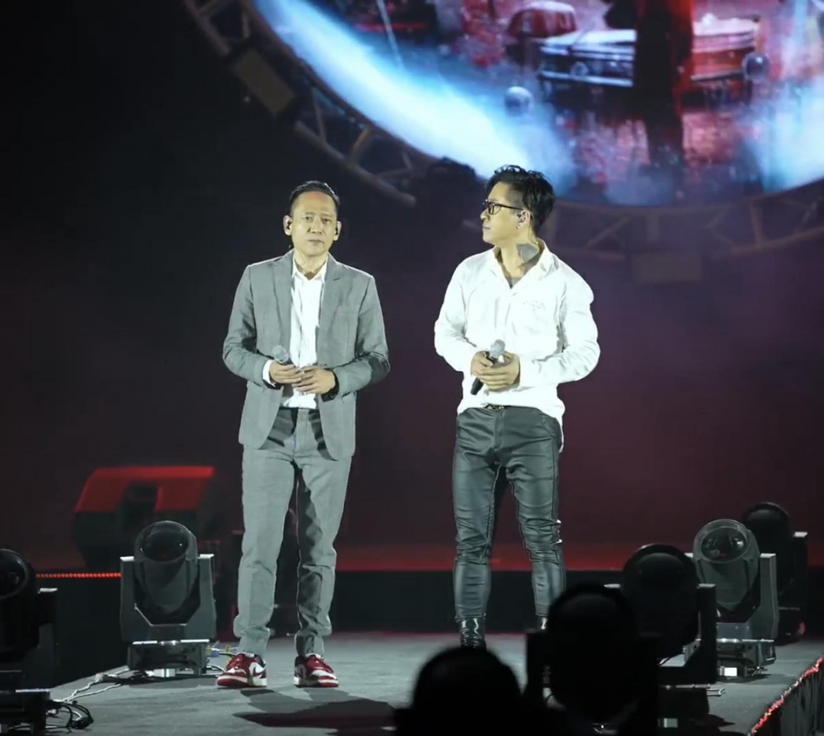 Duy Mạnh và Tuấn Hưng chính thức xuất hiện cùng nhau trên sân khấu liveshow “Anh em kết đoàn” sau 14 năm “xa cách”. Ca sĩ Tuấn Hưng và ca sĩ Duy Mạnh tổ chức liveshow chung để ủng hộ bà con vùng lũ. "Khi cùng nhau hướng về thiên tai bão lũ thì tất cả cùng nhau đồng lòng làm những việc dù là nhỏ nhất để góp phần làm được những việc có ý nghĩa. Rất vui mừng vì sự kết hợp lần này", Tuấn Hưng chia sẻ. (Ảnh: MXH)