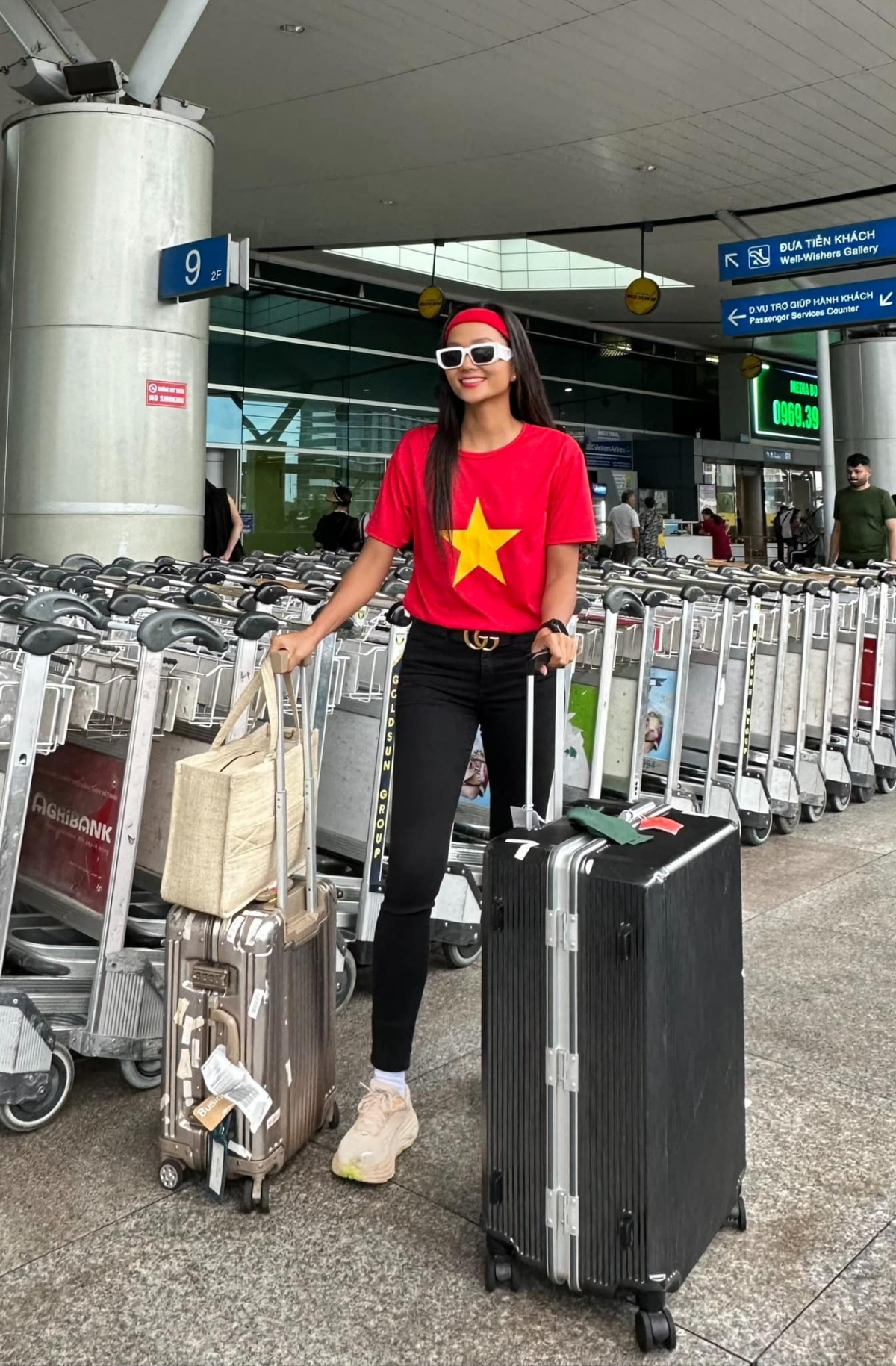 Hoa hậu H'Hen Niê diện áo cờ đỏ sao vàng tại sân bay: “Em Hen đi Mỹ đây, chuyến đi sẽ kéo dài 7 ngày. Em Hen chúc chuyến đi của cả đoàn trong mọi hoạt động luôn thuận lợi và thành công”. (Nguồn: FBNV)