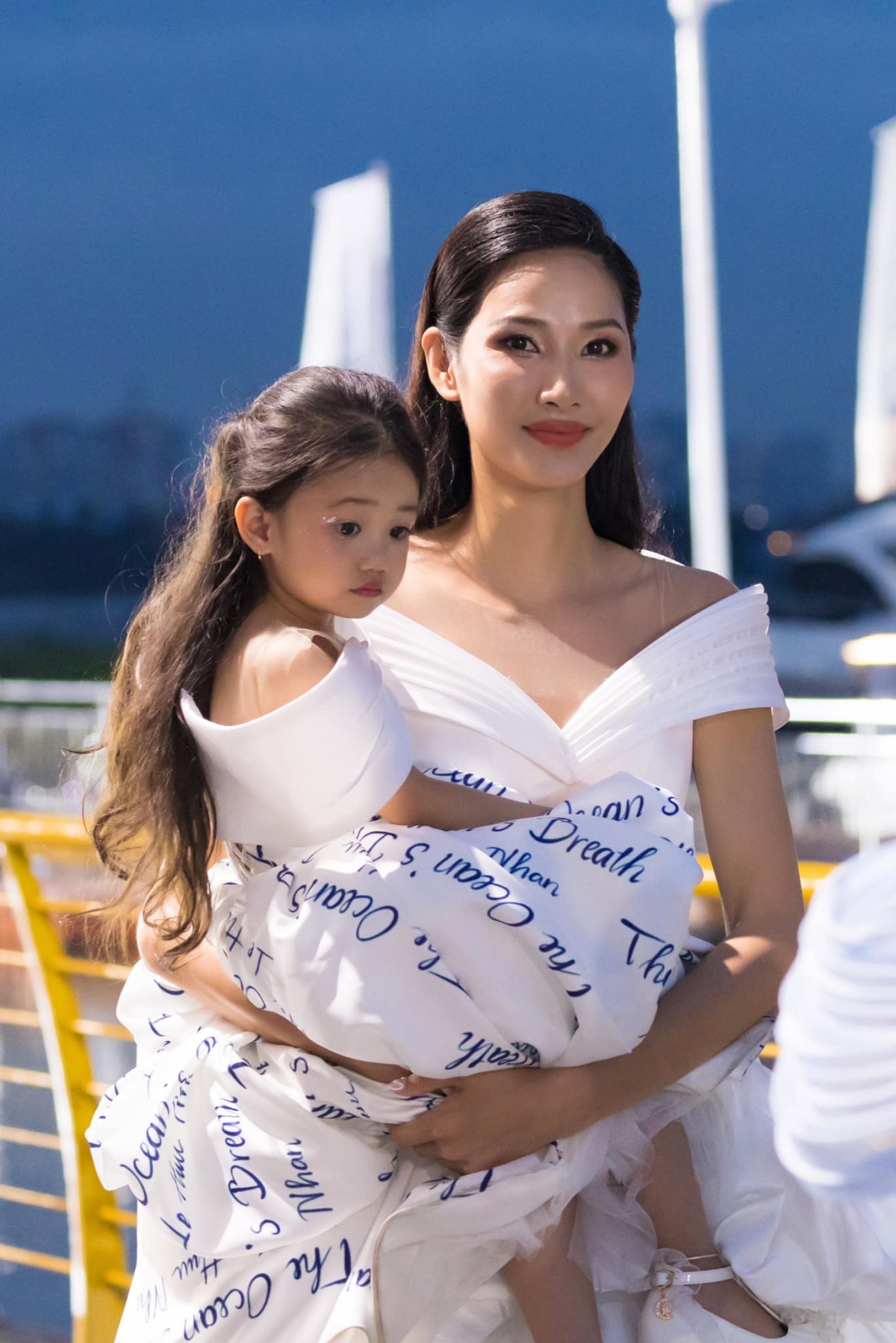 Hoàng Thùy đăng ảnh chụp cùng một em bé trong show diễn thời trang: “Chẳng hiểu sao cứ bị thích trẻ con, từ bé đến giờ 31 tuổi rồi. Bế, trông em, cháu nhà hàng xóm từ nhỏ đến khi nó lớn lấy chồng, lấy vợ. Cháu 4 đứa về chỉ thích đi chơi với dì. Giờ 31 tuổi tôi chưa có bé nào để bế. Tức à nha”. (Nguồn: FBNV)