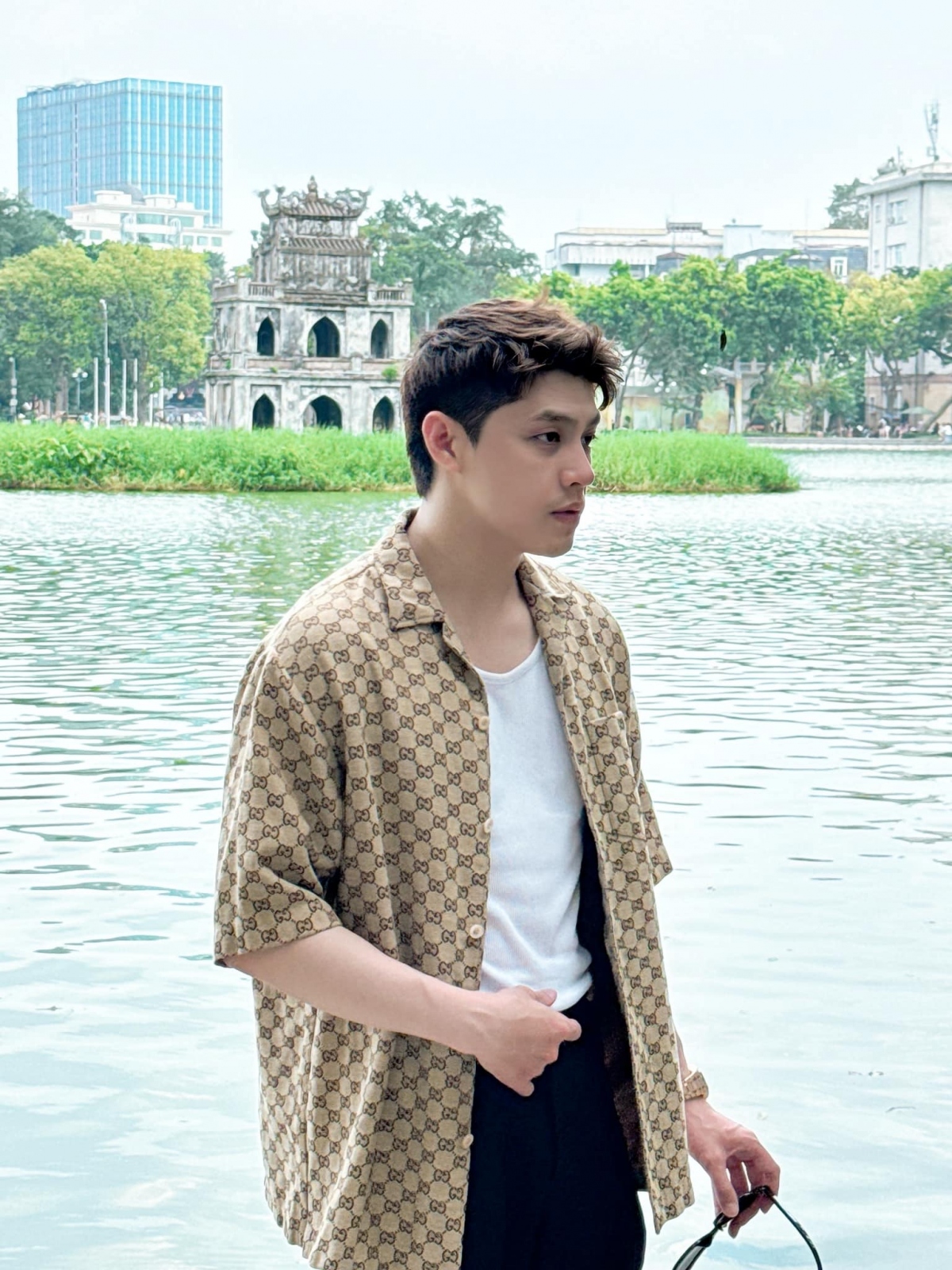 “Hồ Gươm sáng sớm”, Noo Phước Thịnh tận hưởng không khí trong lành buổi sáng sớm tại thủ đô Hà Nội. (Nguồn: FBNV)