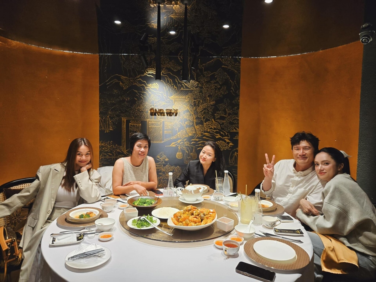 Siêu mẫu Thanh Hằng, Hương Giang, dược sĩ Tiến và dàn giám khảo của Miss Universe Vietnam 2024 tụ họp sau cuộc thi. (Nguồn: FBNV)