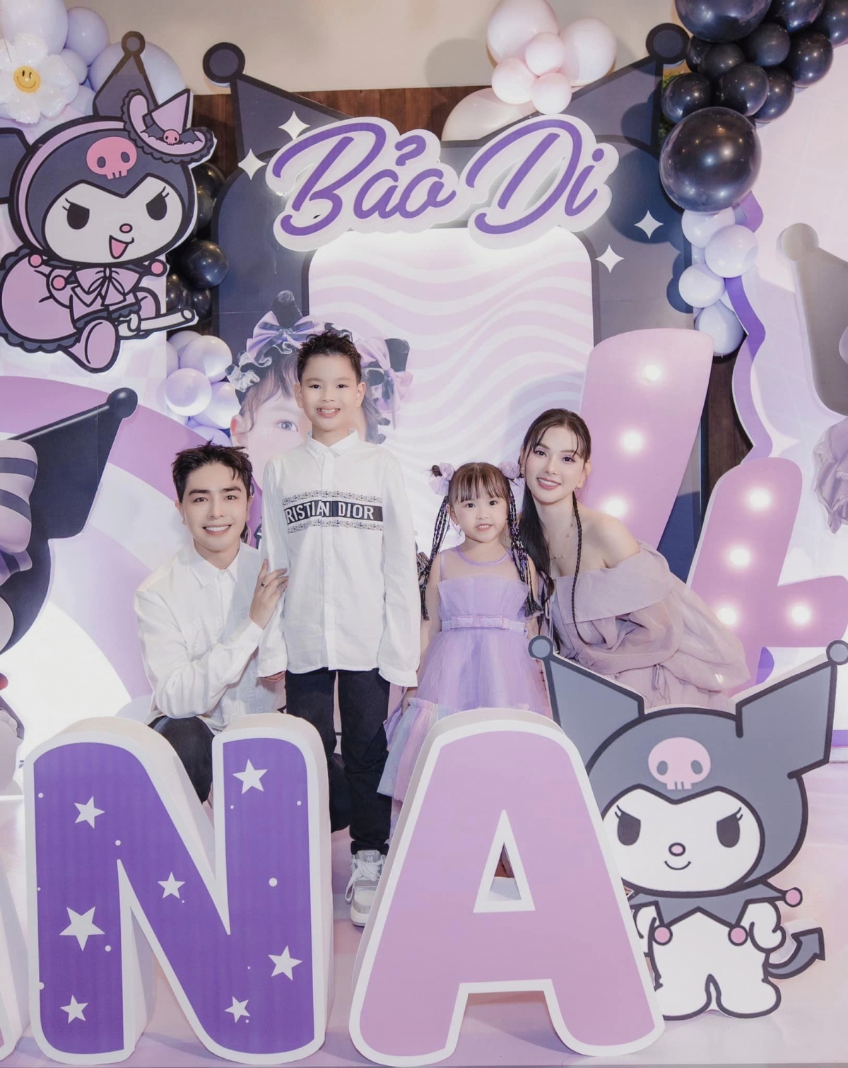 Ca sĩ Thu Thủy tổ chức sinh nhật cho con gái. “Năm nay gia đình đã cố gắng tạo bất ngờ cho con tổ chức một bữa tiệc với concept Kuromi - nhân vật không những con mà người lớn cũng rất yêu thích! Gia đình mong con luôn là em bé ngoan ngoãn, khoẻ mạnh và bình an con gái nha!”, cô viết. (Nguồn: FBNV)
