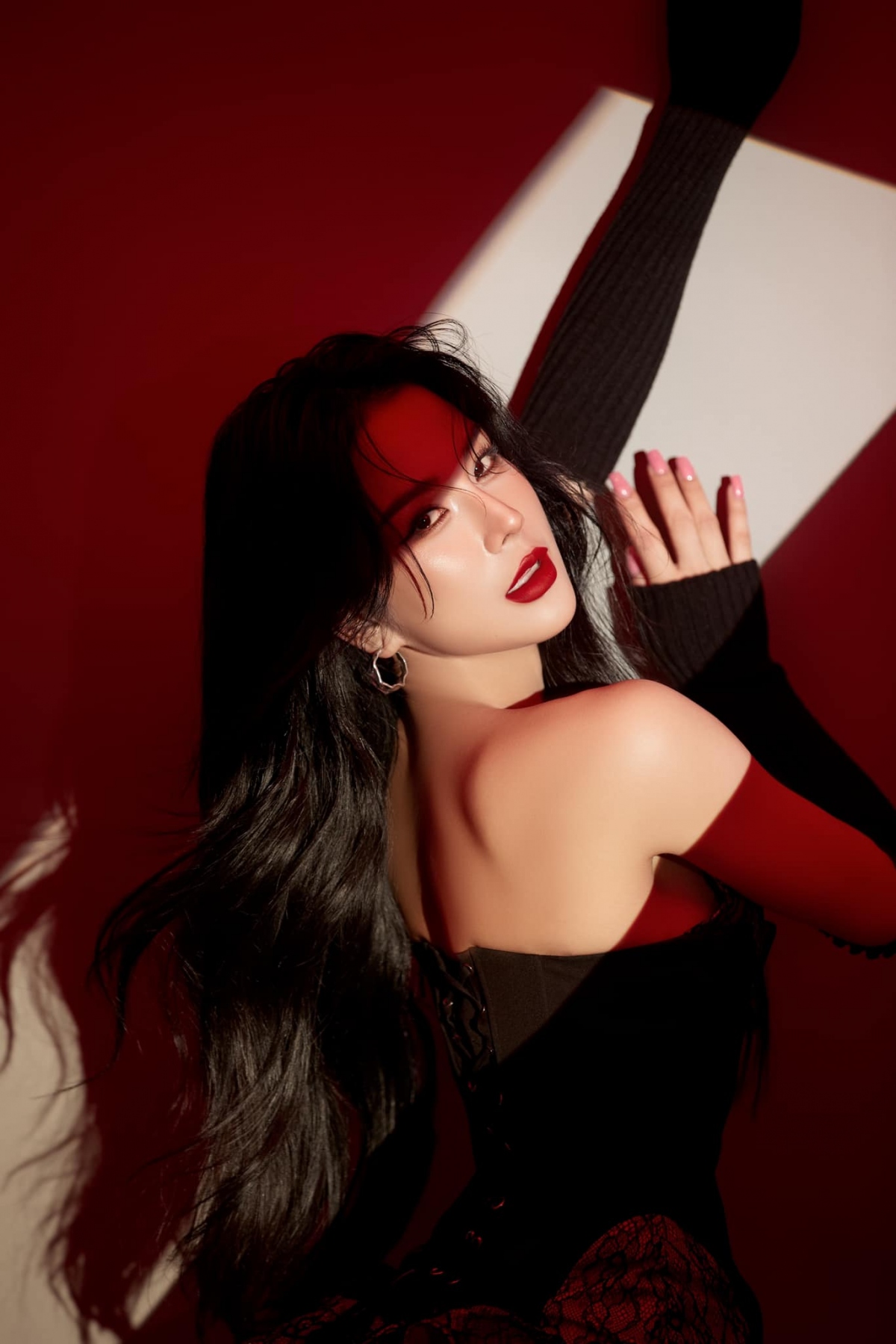 Diệp Lâm Anh khoe vẻ đẹp sexy trong bộ ảnh mới. Khán giả bình luận người đẹp rất hợp với phong cách này. (Nguồn: FBNV)