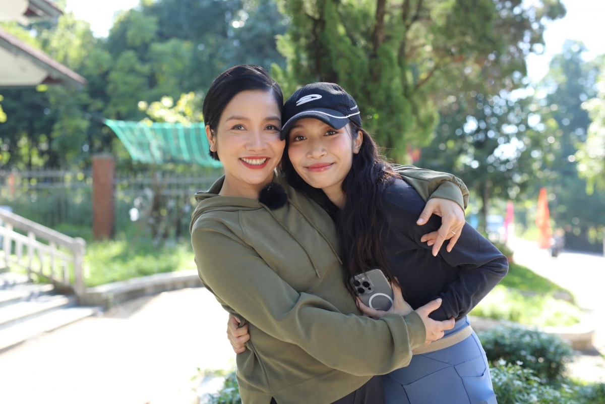 Mỹ Linh khoe ảnh trẻ trung bên con gái Mỹ Anh. Hai mẹ con được nhận xét "giống nhau như hai chị em". Hai mẹ con nữ diva đang tham gia chương trình "Nhà mình có nhau": "Cả nhà đã xem Nhà mình có nhau tập có mẹ con nhà Mỹ Anh chưa? Xin cảm ơn chương trình đã cho mẹ con mình được gặp gỡ những người thú vị và hơn hết đã có được một kỷ niệm đẹp không thể nào quên". (Nguồn: FBNV)