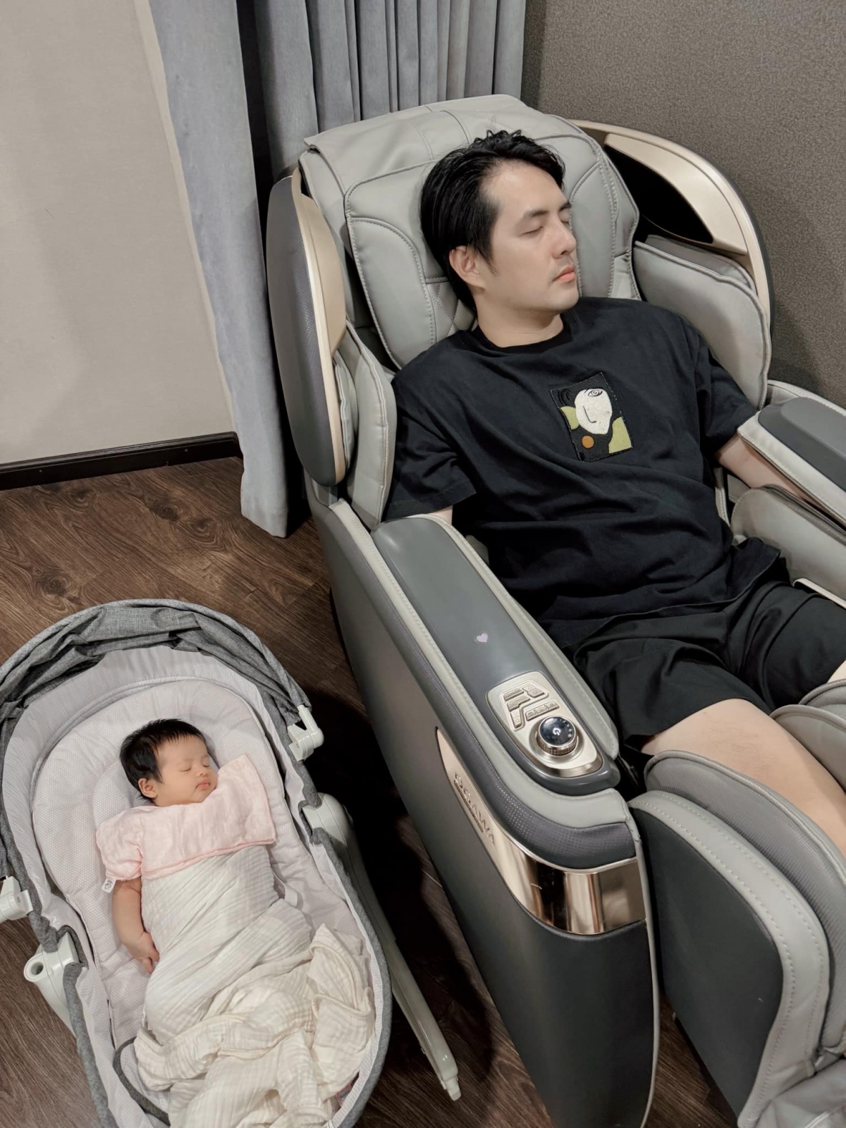 "Mới giờ này mà đã có giấc mơ đẹp rồi", Đông Nhi đăng ảnh cực đáng yêu của ông xã Ông Cao Thắng và con gái thứ hai. Bên dưới bức ảnh, Ông Cao Thắng dí dỏm vào bình luận: "Mơ thấy mình được làm người đẹp trai nhất nhà". Cộng đồng mạng cho rằng con gái thứ hai giống hệt bố Ông Cao Thắng: "Bản sao của bố nè"; "Con gái giống ba quá". (Nguồn: FBNV)