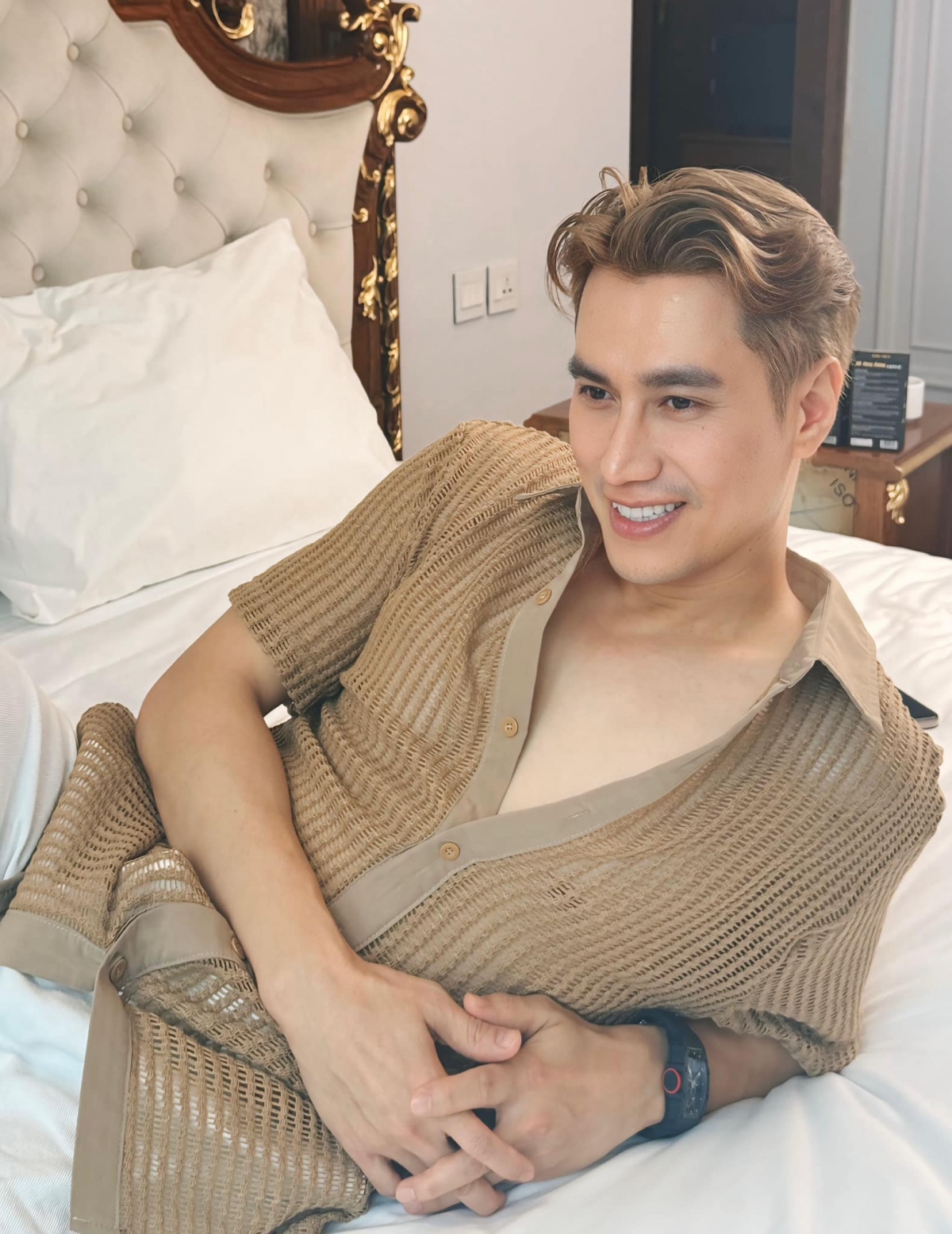 Việt Anh đăng ảnh mới kèm chú thích: “Nếu gặp 1 người mà sẵn sàng cùng mình đi tới cùng trời cuối đất, cho bạn cảm giác an toàn và bạn cũng sẵn sàng vì họ mà thay đổi bản thân để cả 2 cùng hoà hợp. Chẳng phải đó là điều tuyệt vời nhất sao!”