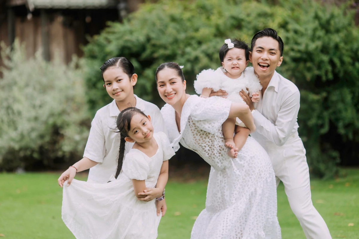 Bộ ảnh ghi lại những khoảnh khắc tự nhiên, những biểu cảm đáng yêu của gia đình Khánh Thi - Phan Hiển, do một người bạn thân thiết thực hiện.