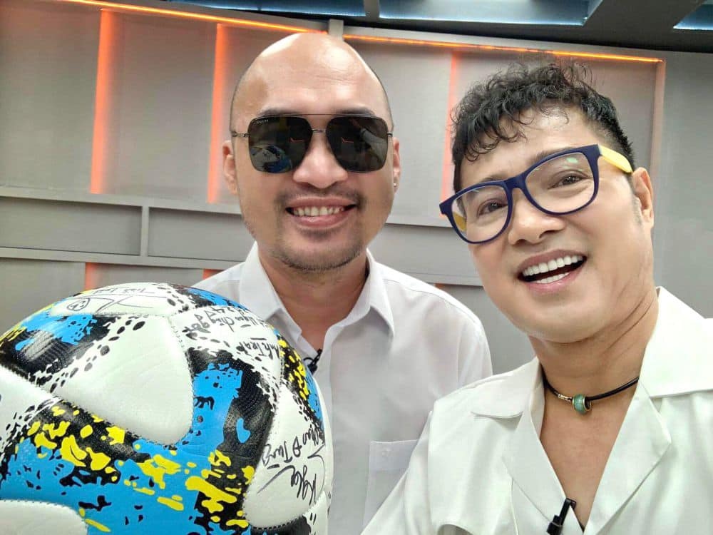 Danh thủ Hồng Sơn đăng ảnh cùng diễn viên Tiến Luật với trạng thái hài hước: “Người thì dẫn đầu mảng vocal, người thì đứng đầu mảng perform. Nam Tiến Luật - Bắc Hồng Sơn nhé”. (Nguồn: FBNV)