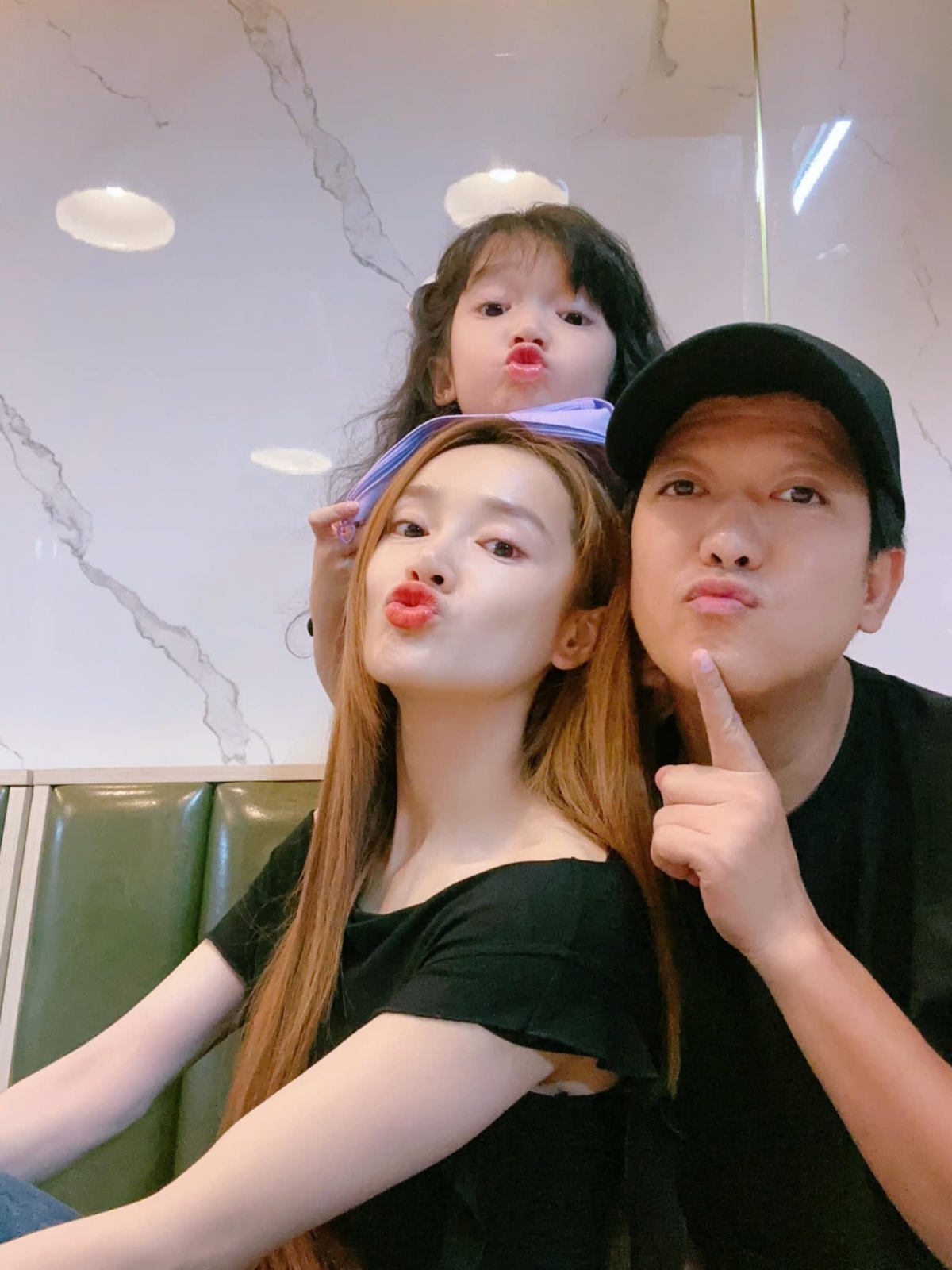 “Quà kỷ niệm 6 năm ngày cưới cho anh là 1 cục sau lưng và 1 cục đang ngủ”, Nhã Phương đăng ảnh cùng ông xã Trường Giang và con gái Destiny vào ngày kỷ niệm.  (Nguồn: FBNV)
