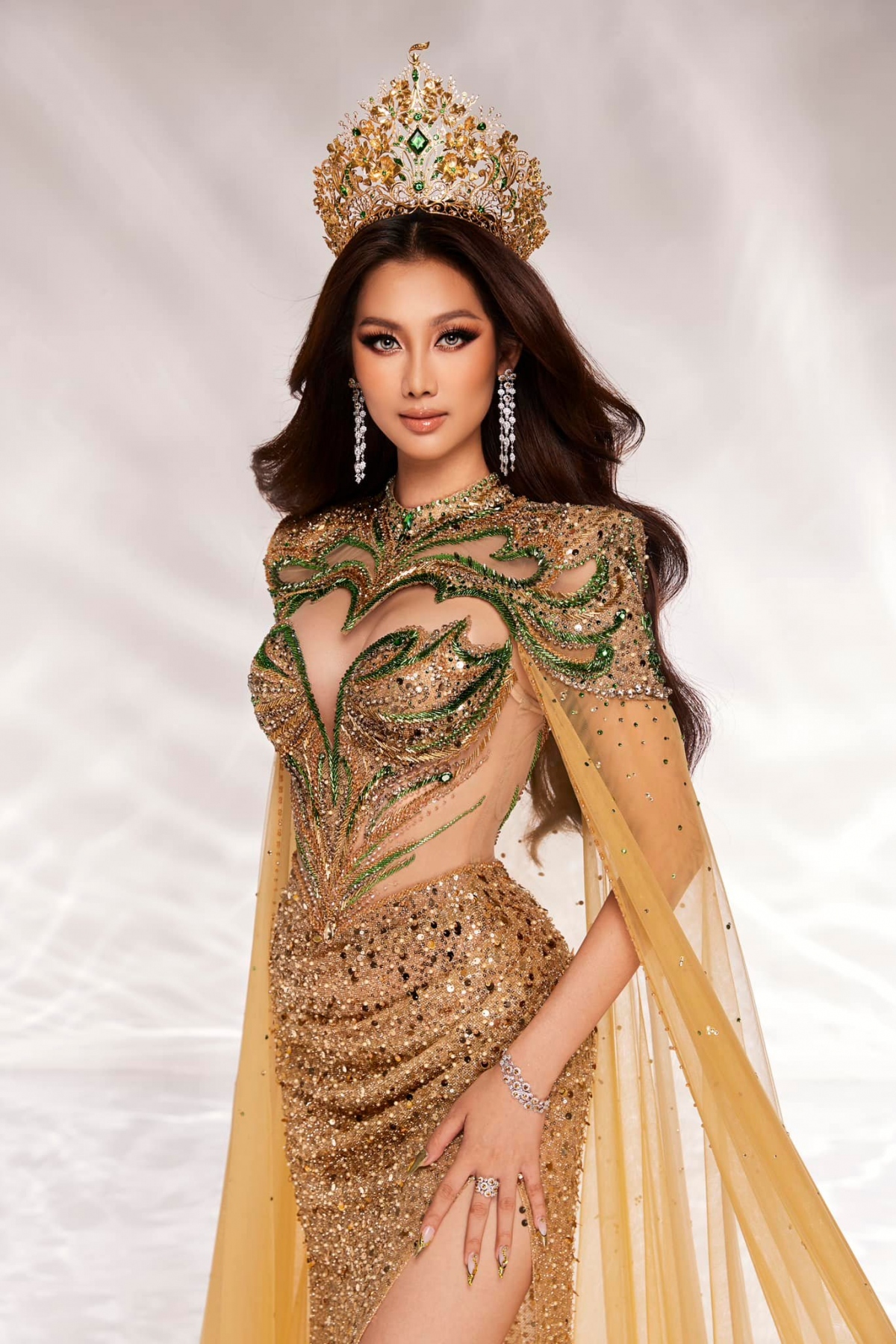Miss Grand International công bố hình ảnh và thông tin của Võ Lê Quế Anh trên fanpage chính thức. Khán giả nhận xét hình ảnh mới của Hoa hậu Võ Lê Quế Anh khác lạ so với thời điểm cô đăng quang Hoa hậu Hòa bình Việt Nam 2024 vào đầu tháng 8. Nhiều người cho rằng do Quế Anh trang điểm, cũng có ý kiến cho rằng có thể người đẹp đã can thiệp thẩm mỹ.