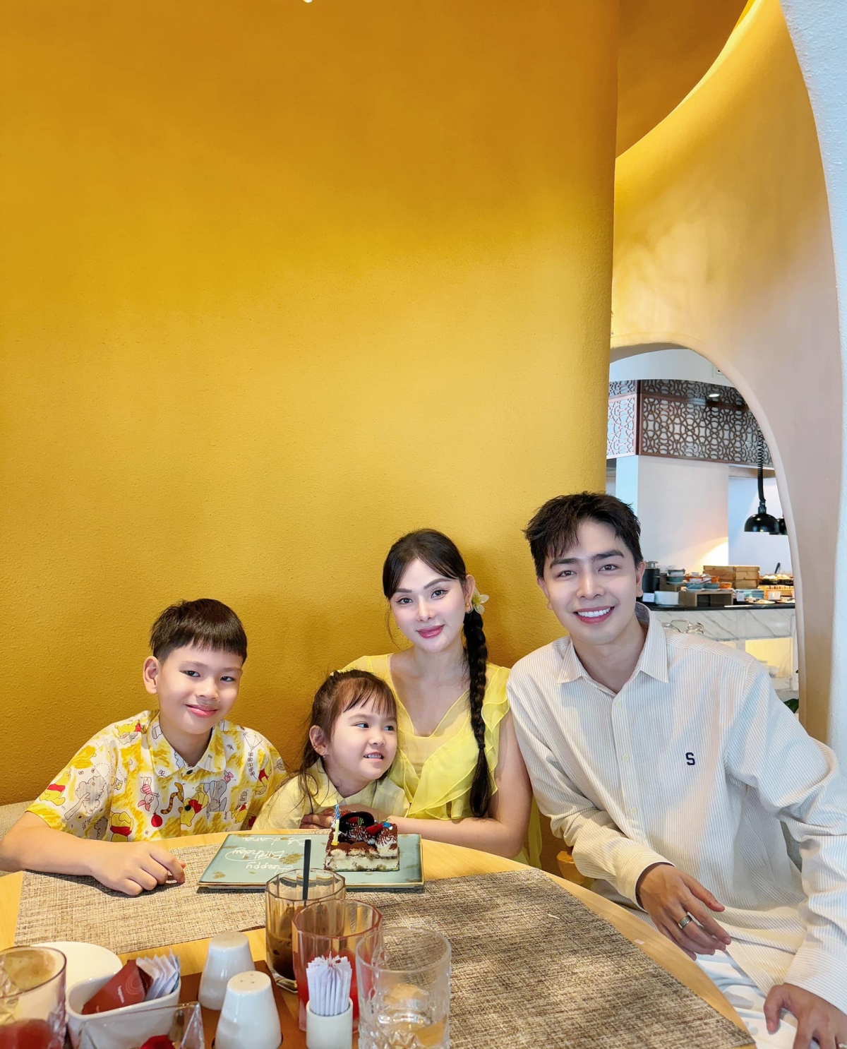 Gia đình ca sĩ Thu Thủy trong một chuyến nghỉ dưỡng. (Nguồn: FBNV)