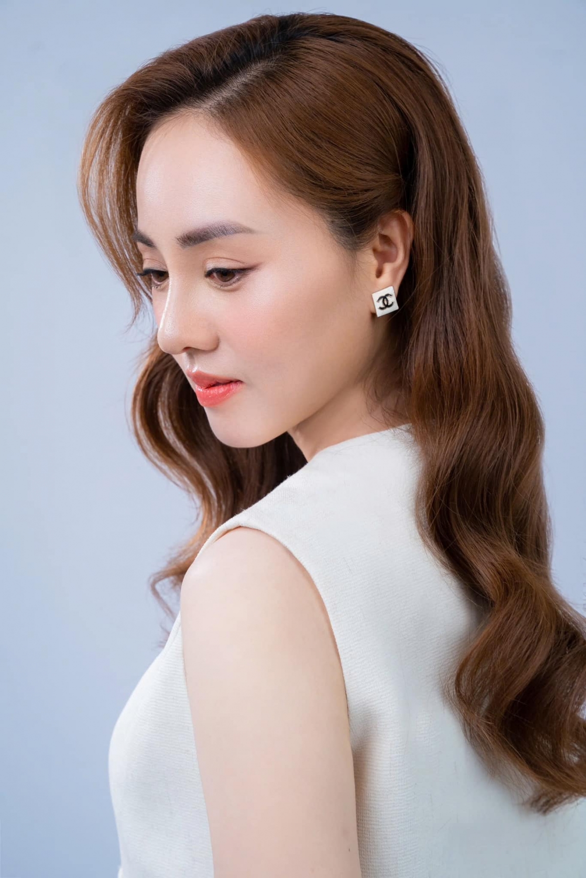 Vợ kém 15 tuổi của NSND Công Lý - người đẹp Ngọc Hà thu hút sự chú ý khi công khai chia sẻ việc tân trang nhan sắc trên mạng xã hội. Theo vợ Công Lý kể thì cô vừa đi sửa lại mũi.