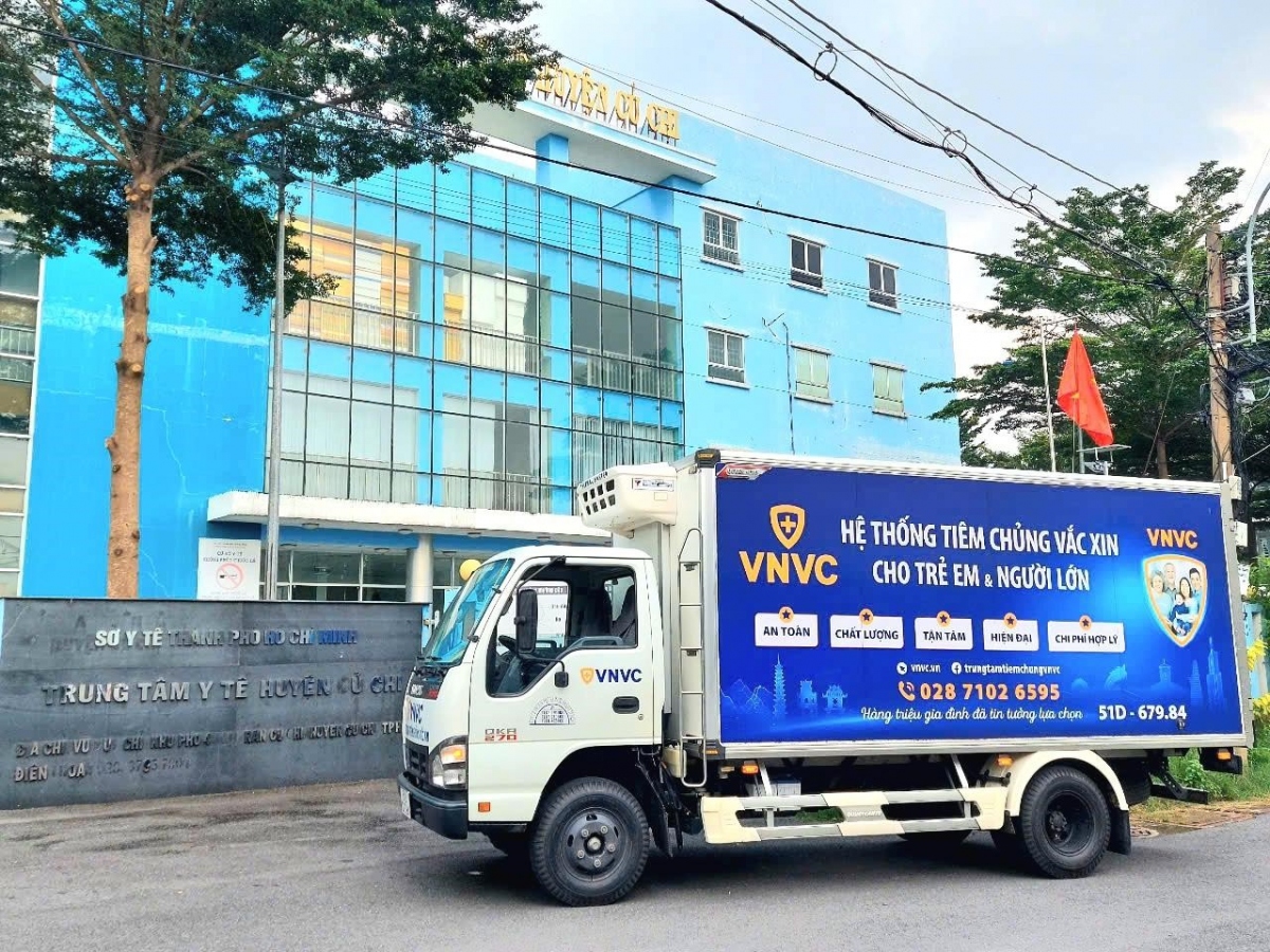 VNVC điều xe lạnh đạt chuẩn GSP được ví như “Kho lạnh di động” đến nhận vắc xin từ các trung tâm y tế của TP HCM để đem về các kho lạnh bảo quản chuyên dụng của các trung tâm tiêm chủng VNVC.