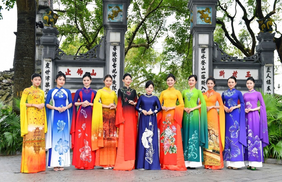 NTK Trịnh Kim Hạnh với BST Sắc màu thời gian