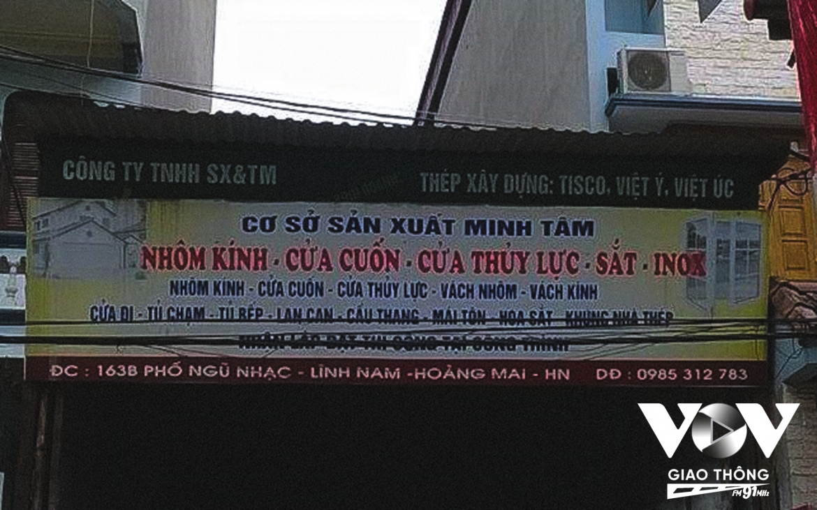 Liên lạc với anh Chu Đức Tâm - chủ xưởng nhôm kính Minh Tâm, phố Ngũ Nhạc, Quận Hoàng Mai, Hà Nội, chủ cơ sở này cho biết: “Sau bão khối lượng công việc tăng lên gấp 5 đến 10 lần so với ngày thường. Chúng tôi cũng đôn đốc anh em thợ cố gắng trong thời gian này hỗ trợ người dân một cách tối đa nhất. Kể cả như 2-3 hôm vừa rồi, thời tiết mưa, chúng tôi vẫn cố gắng đội nón, đội mũ để khắc phục các sự cố trên mái tôn. Bởi để nước mưa dột vào trong nhà thì đồ đạc các thứ hỏng hết".