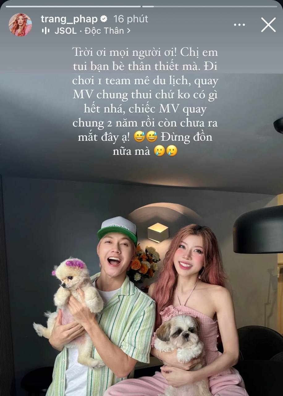 Trang Pháp bất ngờ bị gọi tên vì vướng nghi vấn đang hẹn hò với "anh trai" JSOL. Nguyên do vì cả hai bị cho rằng dùng đồ đôi là trang sức có hình ổ khóa, chìa khóa. Nữ ca sĩ phủ nhận chuyện hẹn hò với JSOL và khẳng định chỉ là những người bạn bè thân thiết.