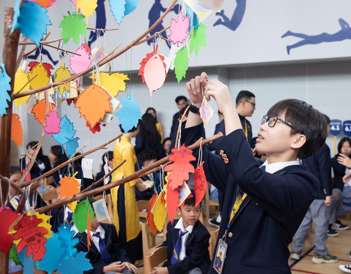 Các em học sinh treo điều ước lên cây ước nguyện nhân dịp năm học mới.