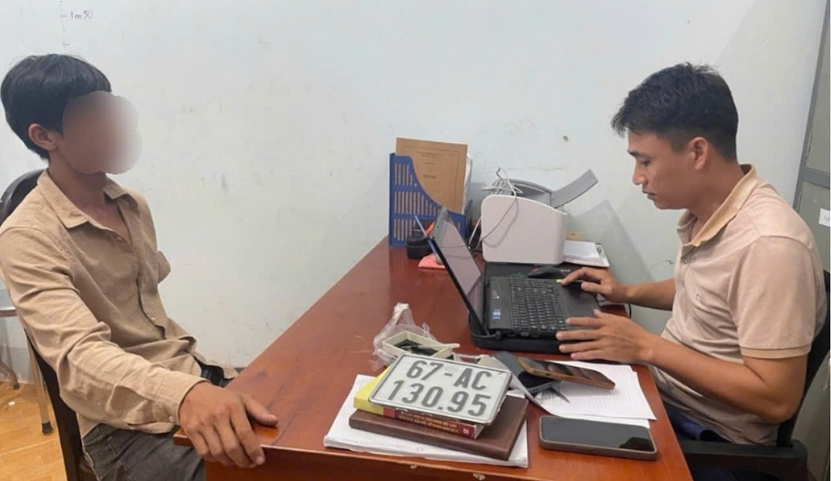 Công an thị trấn Tân Nghĩa lấy lời khai đối tượng T.T.M. 