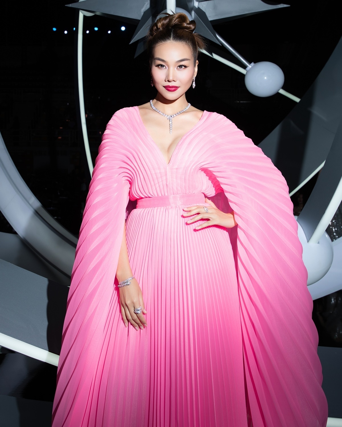 Thanh Hằng tham dự đêm chung kết Miss Universe Vietnam 2024 với vai trò giám khảo. Người mẫu gây chú ý với bộ trang sức cao cấp của BVLGARI có tổng trị giá 9,5 tỷ đồng.